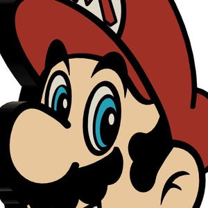 Puede incluir: Representación 3D del personaje Mario de la serie de videojuegos Super Mario Bros. La imagen presenta la cara de Mario, con su icónico gorro rojo, bigote negro y ojos azules. El gorro tiene un círculo blanco con una "M" roja.