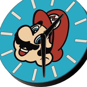 Może przedstawiać: Okrągły zegar ścienny z postacią Mario z serii gier wideo Super Mario. Tarcza zegara jest jasnoniebieska z białymi znacznikami godzin i czarną obwódką. Twarz Mario znajduje się na środku, z czarnymi wskazówkami.