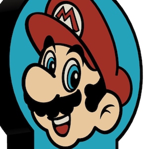Puede incluir: Una representación 3D de la cara de Mario, un personaje de la serie de videojuegos Super Mario. La imagen presenta la cara de Mario en un marco circular con un fondo azul claro. El sombrero de Mario es rojo y su bigote es negro. El marco está delineado en negro.