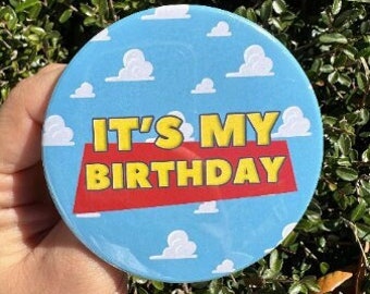 Botón de cumpleaños de Toy Story, botón de cumpleaños Toy Story temática, Disney Toy Story, botón de cumpleaños, botón de celebración, favores de cumpleaños