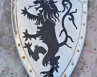 Può includere: Uno scudo color argento con un emblema di leone nero. Lo scudo ha una parte superiore arrotondata e una inferiore a punta, con rivetti color oro sul bordo. Il leone è in posa araldica.