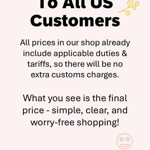 Könnte beinhalten: Hellrosa Grafik mit dem Text "To All US Customers" in fetter schwarzer Schrift. Der Text darunter besagt, dass die Preise Zölle und Steuern beinhalten, ohne zusätzliche Zollgebühren. Der Endpreis ist einfach, klar und unbeschwert.