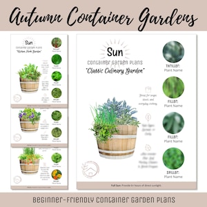 Könnte beinhalten: Bild von Containergartenplänen mit dem Text "Autumn Container Gardens" und "Beginner-Friendly container Garden Plans". Die Pläne zeigen Containergärten mit verschiedenen Pflanzen in Holzfässern. Die Pläne enthalten den Text "Sun" und "Classic Culinary Garden".