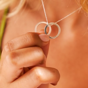 Interlocking Circle Necklace • Linked triple Circle Necklace • Eternity Necklace • Engraved Family & Children Name Necklace • Mother&#39;s gift