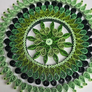 Arte quilling in carta incorniciata: disegno mandala verde 10 mm