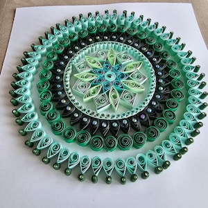 Arte quilling in carta incorniciata: design mandala verde