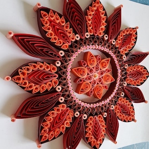 Quilling di carta Mandala incorniciato in rosso II