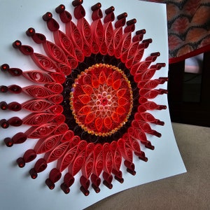 Quilling di carta Mandala incorniciato in rosso III