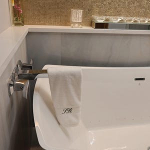 以下が含まれることがあります： 斑点のあるマット仕上げのセラミックマグカップ3個セット。マグカップはクリーム色、ライトグレー、ダークグレーの色合いです。各マグカップはシンプルでミニマリストなデザインで、丸みを帯びたハンドルが付いています。