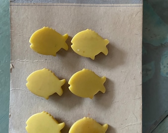 Set of Six 1930’s Realistic Lemon Yellow BAKELITE Piranha ? FISH BUTTONS Ultra Kraft Store Card Gift Collector Fisherman Sewing Really Cute!