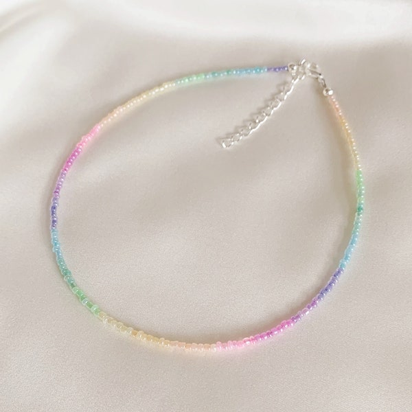 Pastelkleurige ombre ketting met iriserende rocailles in verlooppatroon - verzilverd, sterling zilver, goudgevulde sluiting en verlengketting