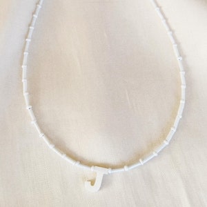 Weisse Glasperle Name / Wort Halskette mit Perlmutt Buchstaben - versilberter, Sterling Silber oder Gold filled Karabinerverschluss