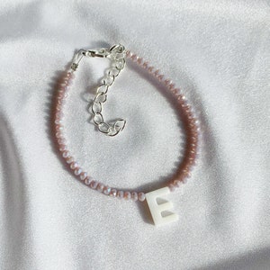 Pulsera o tobillera con inicial personalizada con cuentas de vidrio de colores - 21 opciones de color - chapado en plata, plata de ley, cierre relleno de oro