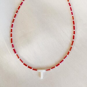 Colar com nome inicial de contas de vidro vermelho personalizado com letras de madrepérola - fecho banhado a prata, prata esterlina ou ouro