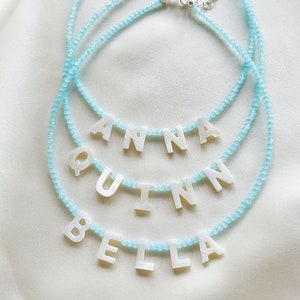Collar con nombre o palabra de cuentas de vidrio azul pastel personalizado con letras de nácar - cierre chapado en plata, plata de ley o relleno de oro
