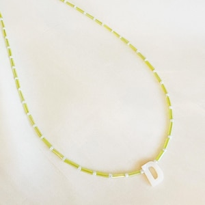 Lindgrün Glas Perle Initial Halskette personalisiert mit Perlmutt Buchstabe Perle - versilbert, Sterling Silber oder Gold filled Verschluss