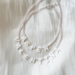 Klare rosa Glasperlenkette mit individuellem Namen oder Wort in Perlmuttbuchstabenperlen - versilbert, Sterling Silber oder Gold filled