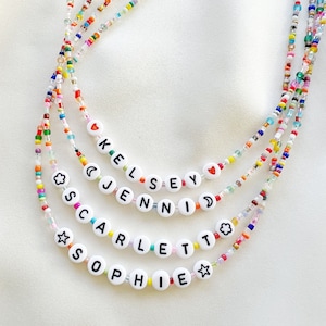 Colar com nome ou palavra personalizado com contas de vidro multicoloridas e fecho banhado a prata, prata esterlina ou ouro
