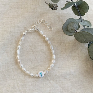 Pulsera o tobillera personalizada con cuentas iniciales y pequeñas perlas de agua dulce: cierre bañado en plata, plata de ley o relleno de oro