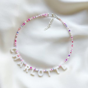 Collar de cuentas de color rosa y morado personalizado con nombre o palabra en cuentas de nácar (chapado en plata, plata de ley y relleno de oro)