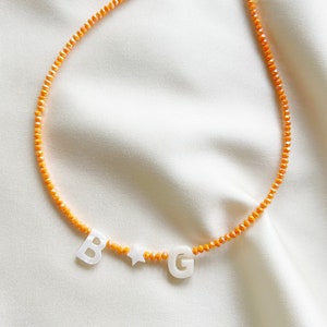 Collar de cuentas de vidrio naranja con nombre o palabra personalizada en cuentas de letras de nácar - chapado en plata, plata de ley, cierre relleno de oro