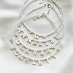 Collar con nombre o palabra de cuentas de vidrio blanco personalizado con letras de nácar - cierre bañado en plata, plata de ley o relleno de oro