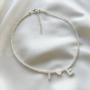 Collar de cuentas blancas perladas personalizado con nombre/palabra personalizado en cuentas de letras de nácar: bañado en plata, plata de ley, relleno de oro