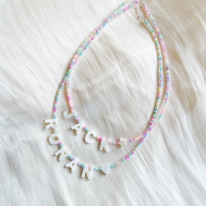 Colar com nome ou palavra em contas de vidro pastel personalizado com letras de madrepérola - fecho banhado a prata, prata esterlina ou ouro