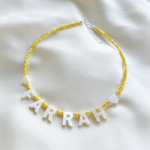 Gelbe Glasperlenkette mit individuellem Namen oder Wort in Perlmuttbuchstabenperlen-versilbert, Sterling Silber, gold filled