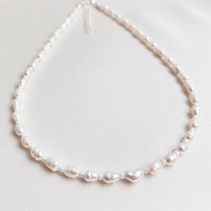 Collana minimalista di perle d'acqua dolce e perline di semi bianchi - chiusura placcata argento - varie lunghezze disponibili - personalizzabile - regalo