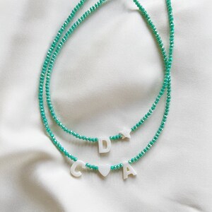 Collar con nombre o palabra de cuentas de vidrio color verde azulado personalizado con letras de nácar - cierre bañado en plata, plata de ley o relleno de oro
