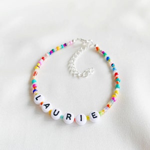 Pulsera o tobillera personalizable con nombre o palabra, con cuentas multicolores y cierre elástico bañado en plata, plata de ley o chapado en oro.