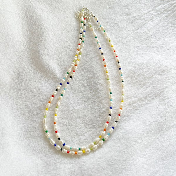 Collana o girocollo di perle d'acqua dolce con piccole perle multicolori e chiusura ed estensione in argento placcato, argento sterling, riempito d'oro