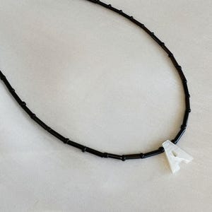 Collar inicial con cuentas de vidrio negro personalizado con letras de nácar - cierre bañado en plata, plata de ley o relleno de oro