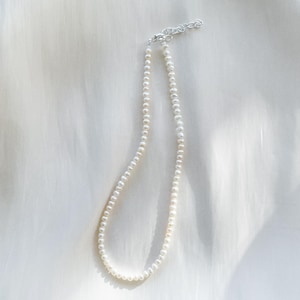 5 mm の不規則な淡水真珠のネックレス - 銀メッキ、スターリングシルバー、または金張りの留め金と延長チェーン - さまざまな長さ