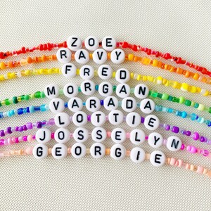 Pulseras o tobilleras con nombre o palabra en color bloque y cuentas de vidrio de diferentes tamaños: cierre elástico, bañado en plata, plata esterlina o relleno de oro.