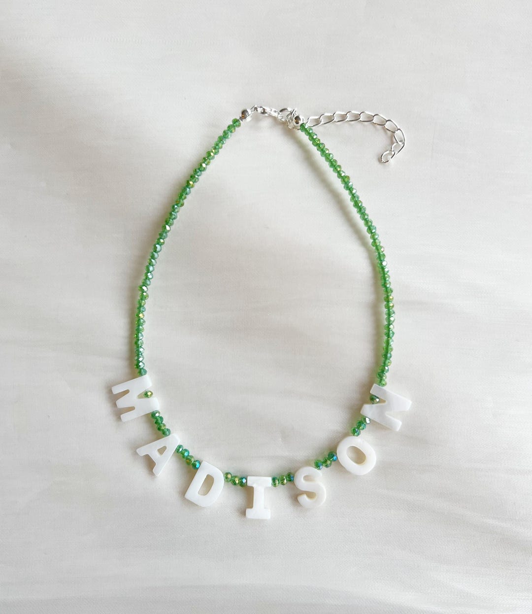 Collana con nome o parola in perline di vetro verde scuro