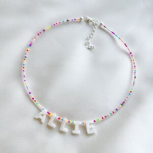 Colar personalizado multicolorido com nome ou palavra, miçangas neon e letras em madrepérola - banhado a prata, prata esterlina, banhado a ouro