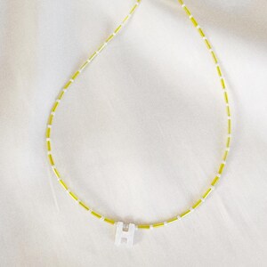Collar inicial de cuentas de vidrio de color amarillo brillante personalizado con letras de nácar - cierre bañado en plata, plata de ley o relleno de oro