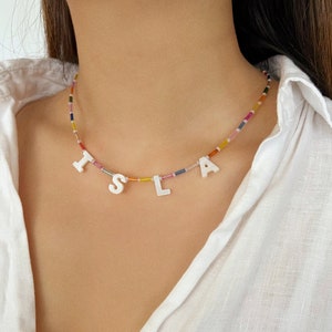 Collar con nombre o palabra de cuentas de vidrio multicolor personalizado con letras de nácar - cierre chapado en plata, plata de ley o relleno de oro