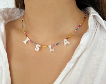 Collier prénom ou mot avec perles de verre multicolores personnalisé avec des lettres en nacre - fermoir plaqué argent, argent sterling ou gold filled