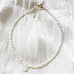 Collar pequeño de perlas de arroz de agua dulce con una sola cuenta con letra inicial de nácar - cierre bañado en plata, plata de ley o relleno de oro