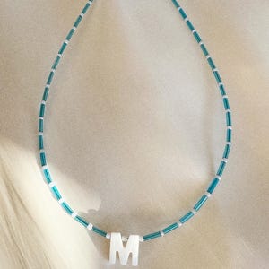 Blaue Glasperle Halskette mit Perlmutt Buchstabe - versilberter, vergoldeter oder Sterling Silber Verschluss