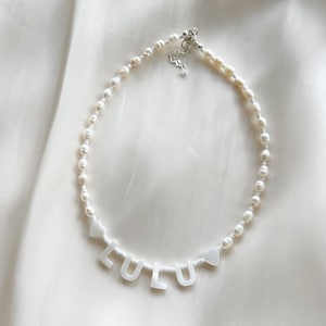 Colar com nome/palavra personalizado com pérolas de água doce e miçangas de vidro branco e fecho banhado a prata, prata esterlina ou ouro