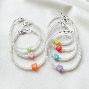 Pulseira/tornozeleira personalizada com contas de coração coloridas e iniciais, com miçangas brancas - fecho banhado a prata ou prata esterlina - ideia para presente - minimalista