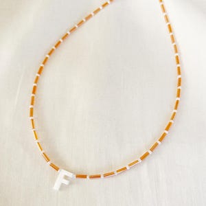 Orange Glasperlen Anfangsnamenhalskette mit Perlmuttbuchstabe - versilberter, Sterling Silber- oder Gold gefüllter Verschluss