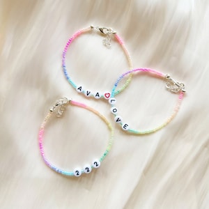 Pulseira ou tornozeleira com nome ou palavra personalizável com contas ombré pastel em elástico, prata banhada, prata esterlina ou fecho com enchimento de ouro