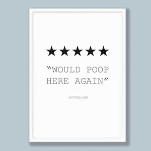 Peut inclure: Une impression encadrée blanche avec une note de cinq étoiles et le texte "WOULD POOP HERE AGAIN" avec la légende "SATISFIED USER".