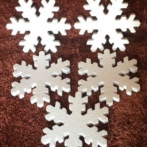 Snowflakes EPS Polystyrene/Styrofoam. Comes in a set of 2 for the Small 5.75” and 1 for the 10” and 12”. Plus I have a 10” cake dummy.