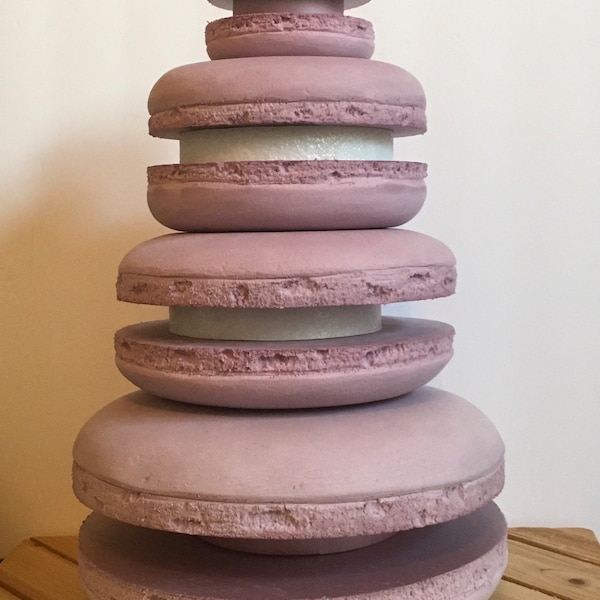 Macaron en polystyrène sculpté à la main. Chaque macaron est un ensemble de 3 pièces. Chaque lot est vendu séparément.